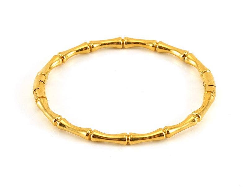 Introducing the Mio Queena - Multi-style 18K Gold-plated Stainless Steel Bangle - FGS: a beautifully crafted bracelet designed to resemble bamboo segments, arranged in a graceful circular form and showcased against a white background. This elegant bangle from Mio Queena features durable stainless steel finished with luxurious 18K gold plating, making it an ideal gift for jewelry lovers.
