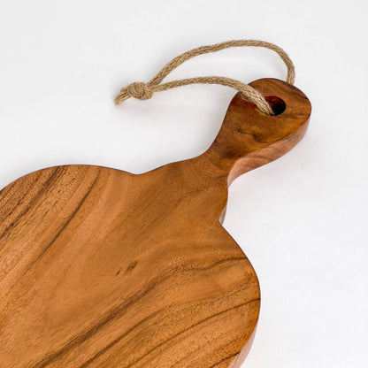 India Handicrafts Inc acacia wood cutting board handle detail with jute rope and thumb hole