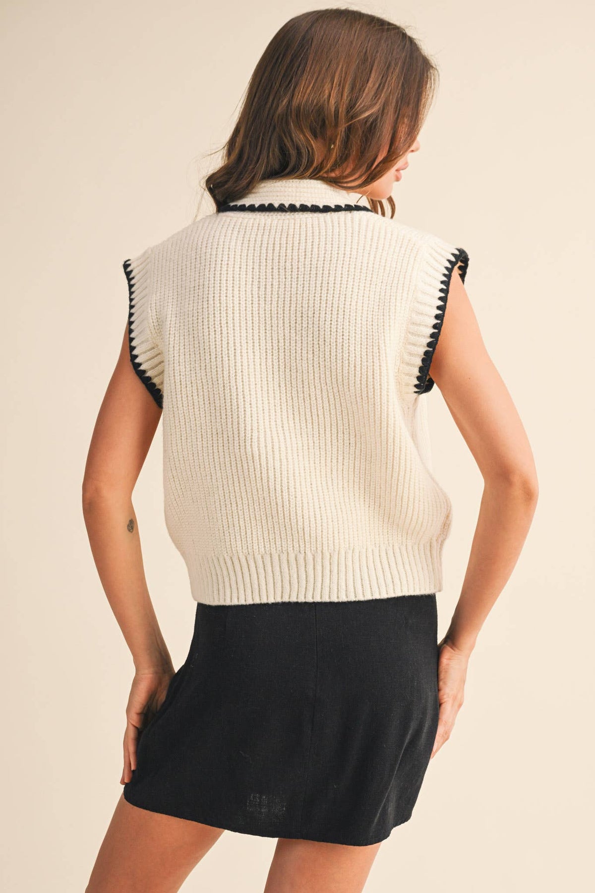 &MERCI - TIE NECK SWEATER VEST WITH CONTRAST BLANKET STITCH MSW11059