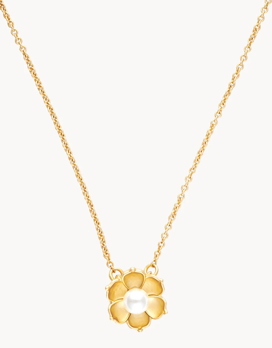 Introducing the Spartina Sea La Vie Bloom Necklace by Spartina—a gracefully delicate gold necklace featuring a flower-shaped pendant. Inspired by magnolia necklaces and designed as inspirational jewelry, this pendant showcases radiant gold petals surrounding a single white pearl at its center, capturing the essence of timeless elegance.