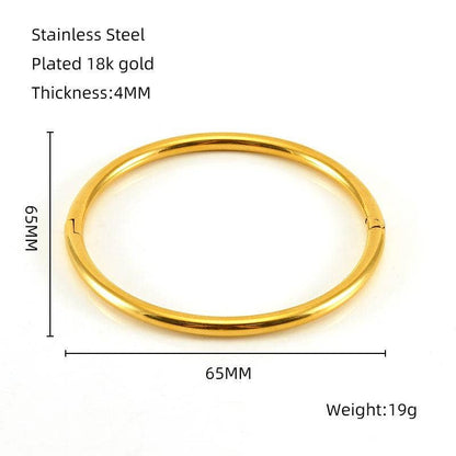 Introducing the Mio Queena - Multi-style 18K Gold-plated Stainless Steel Bangle - FGS. Crafted from durable stainless steel and finished with radiant 18K gold plating, this elegant bracelet by Mio Queena measures 65mm in diameter, 4mm thick, and weighs 19g. Featuring a simple round design with a small clasp, it makes the perfect sophisticated jewelry gift. Text specifications are shown in the image.