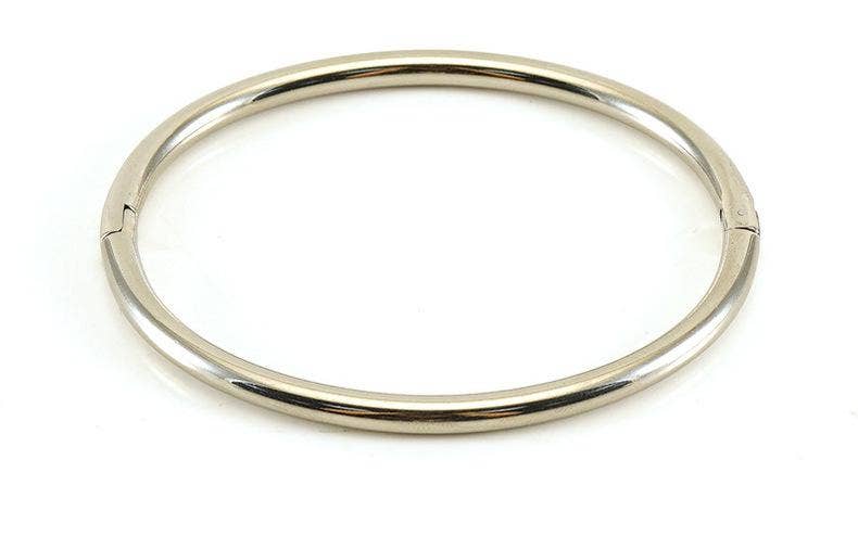 The Mio Queena Multi-style 18K Gold-plated Stainless Steel Bangle—featuring a sleek, round silhouette with a subtle hinge clasp and showcased against a white background—is an elegant choice for timeless jewelry gifting.